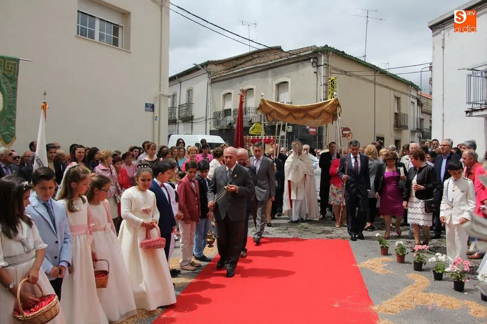 Foto 9 - El Sant&iacute;simo recibe hasta ocho ni&ntilde;os en los dos altares instalados en la procesi&oacute;n del Corpus  
