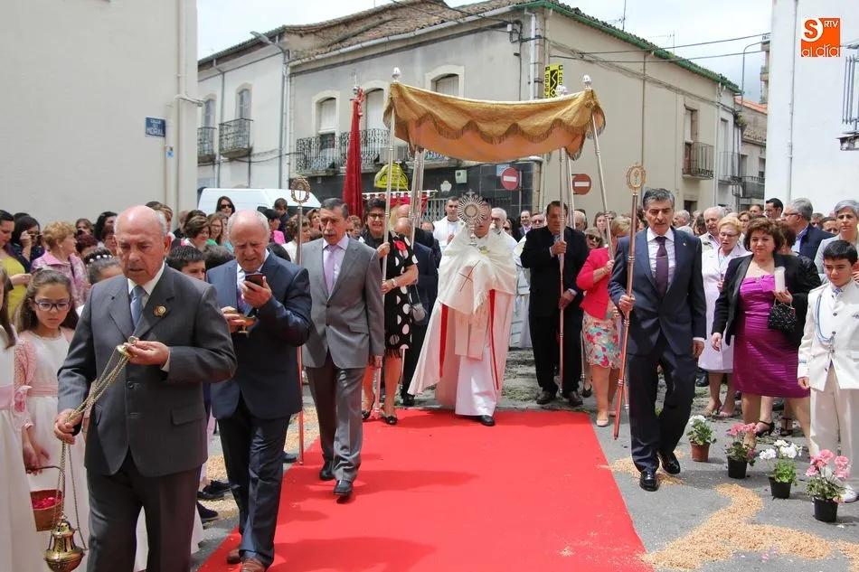 Foto 8 - El Sant&iacute;simo recibe hasta ocho ni&ntilde;os en los dos altares instalados en la procesi&oacute;n del Corpus  