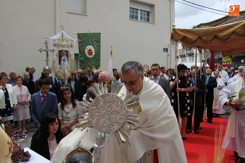 Foto 7 - El Sant&iacute;simo recibe hasta ocho ni&ntilde;os en los dos altares instalados en la procesi&oacute;n del Corpus  