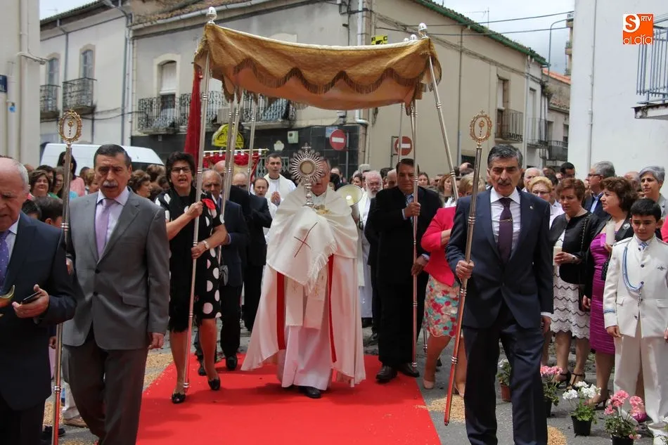 Foto 6 - El Sant&iacute;simo recibe hasta ocho ni&ntilde;os en los dos altares instalados en la procesi&oacute;n del Corpus  