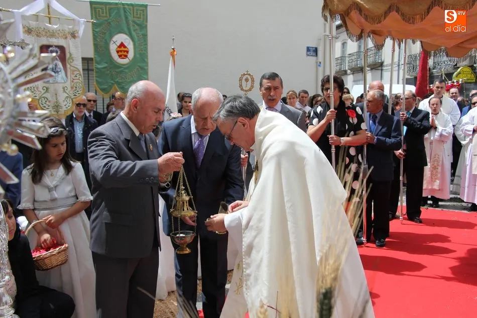 Foto 5 - El Sant&iacute;simo recibe hasta ocho ni&ntilde;os en los dos altares instalados en la procesi&oacute;n del Corpus  