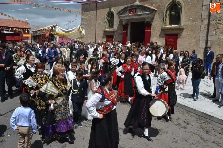 Los vecinos de La Fuente se vuelcan a la hora de acompañar al Santísimo  