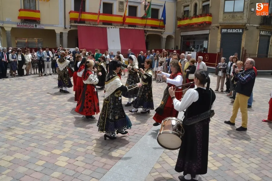 Foto 10 - Los vecinos de La Fuente se vuelcan a la hora de acompa&ntilde;ar al Sant&iacute;simo  