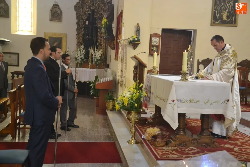 Foto 11 - Los vecinos de La Fuente se vuelcan a la hora de acompa&ntilde;ar al Sant&iacute;simo  