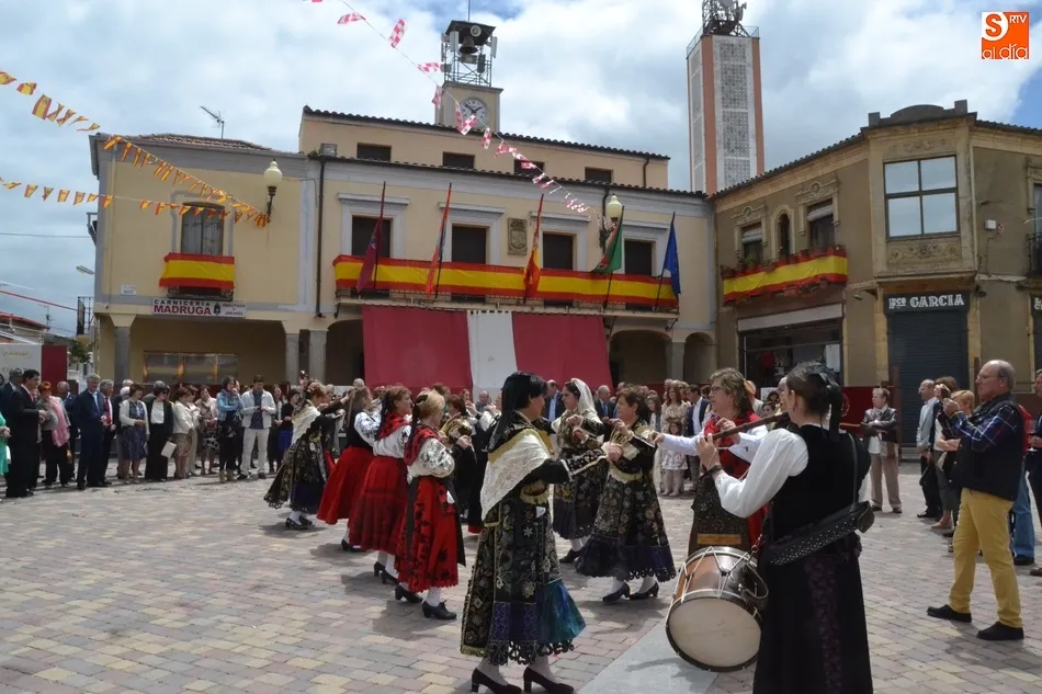 Foto 9 - Los vecinos de La Fuente se vuelcan a la hora de acompa&ntilde;ar al Sant&iacute;simo  