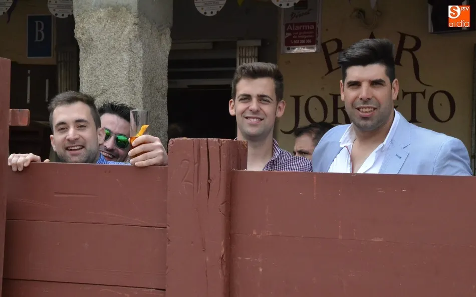 Foto 3 - Los vecinos de La Fuente se vuelcan a la hora de acompa&ntilde;ar al Sant&iacute;simo  