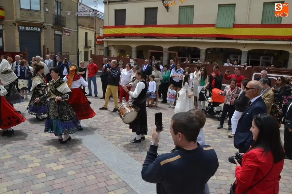 Foto 7 - Los vecinos de La Fuente se vuelcan a la hora de acompa&ntilde;ar al Sant&iacute;simo  