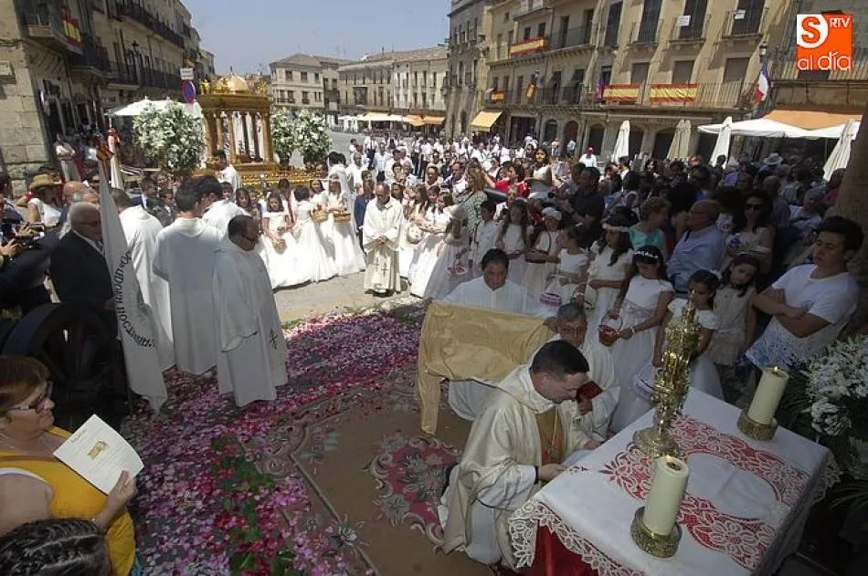 Procesión del Corpus por el centro histórico mirobrigense el año pasado | Foto Adrián Martín