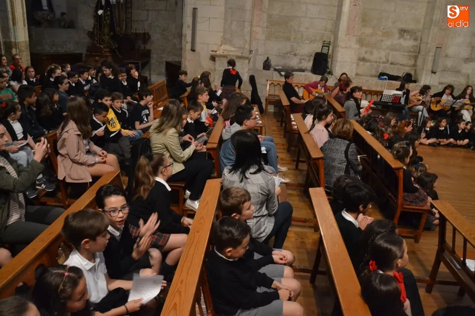 Foto 4 - La Comunidad Educativa de Misioneras-Santa Teresa despide mayo con una eucarist&iacute;a conjunta  