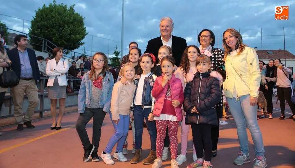 DAlessandro junto a la alcaldesa, Lourdes Villoria, Blanca Francisco y un grupo de niños. Fotos: Alberto Martín
