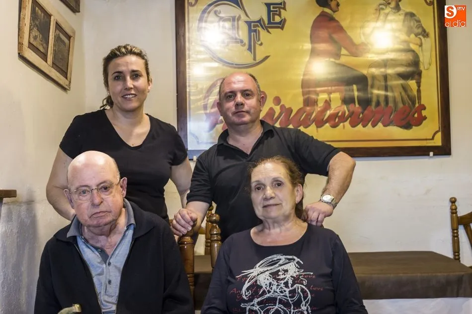 Abajo, Román Acevedo y su mujer Eva Triguero, junto a su hijo Pedro y Almudena Montero