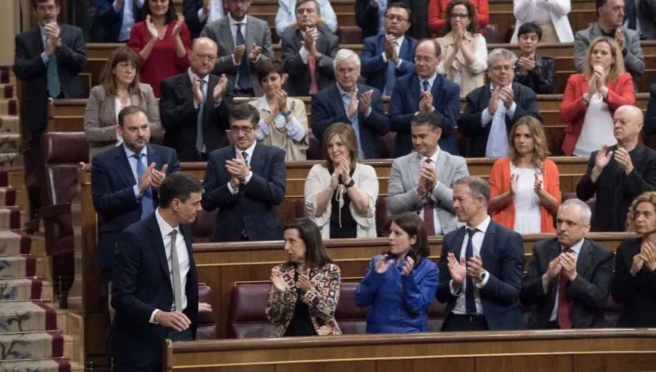 Aplausos de los diputados socialistas para Pedro Sánchez, nuevo presidente del Gobierno