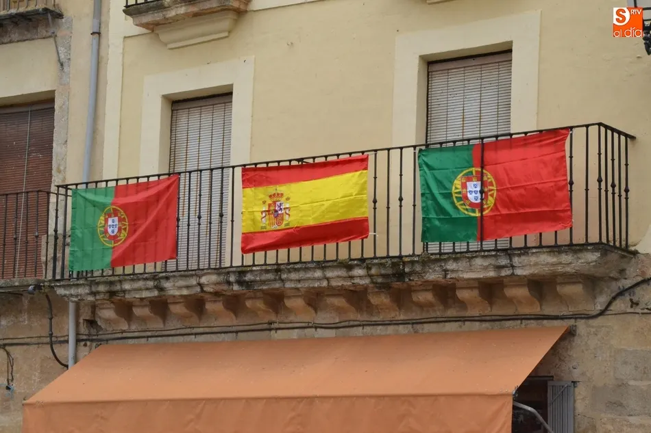 Foto 4 - El centro hist&oacute;rico se puebla de banderas de Espa&ntilde;a y Portugal  