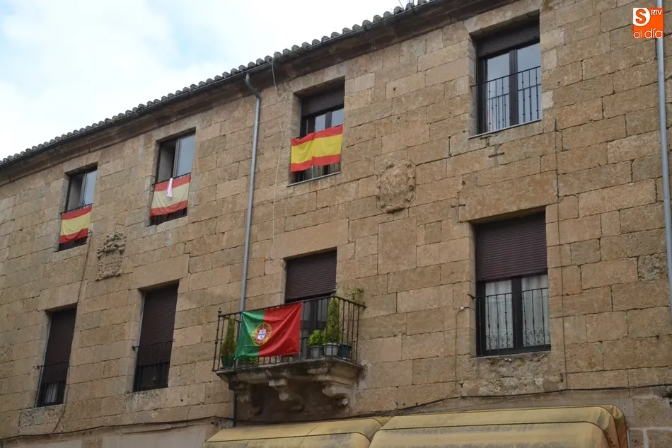 Foto 2 - El centro hist&oacute;rico se puebla de banderas de Espa&ntilde;a y Portugal  
