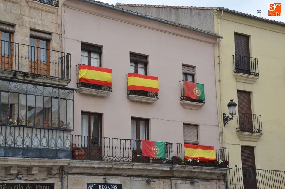 Foto 3 - El centro hist&oacute;rico se puebla de banderas de Espa&ntilde;a y Portugal  