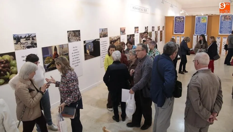 La apertura de la exposición llamó la atención de numerosas personas. Foto de Alejandro López