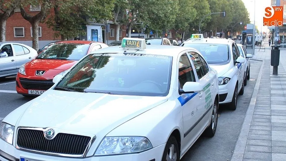 Taxis aparcados en la avenida Filiberto Villalobos