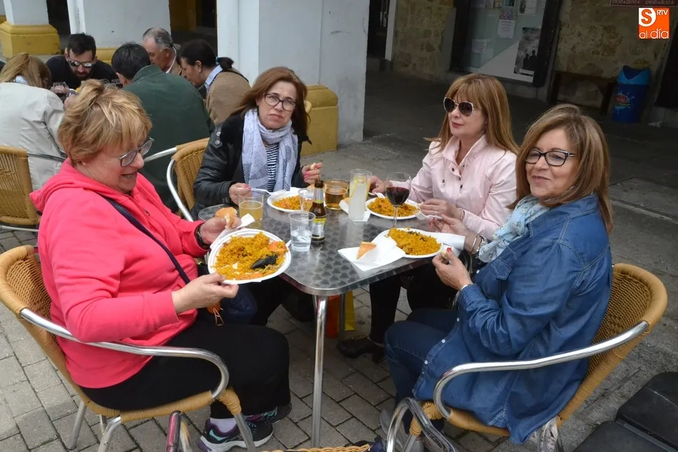 Foto 11 - Personas de todas las edades degustan la paella solidaria de la Semana de la Caridad  