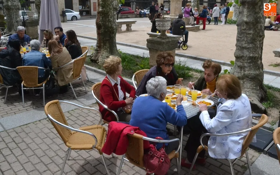 Foto 9 - Personas de todas las edades degustan la paella solidaria de la Semana de la Caridad  