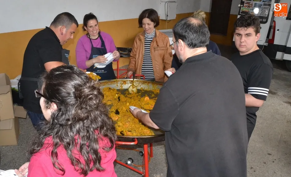 Foto 7 - Personas de todas las edades degustan la paella solidaria de la Semana de la Caridad  
