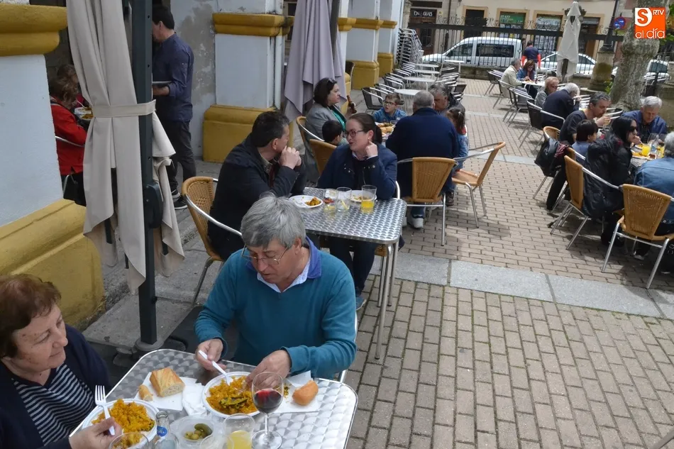 Foto 8 - Personas de todas las edades degustan la paella solidaria de la Semana de la Caridad  