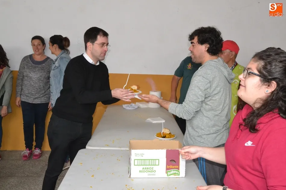 Foto 6 - Personas de todas las edades degustan la paella solidaria de la Semana de la Caridad  