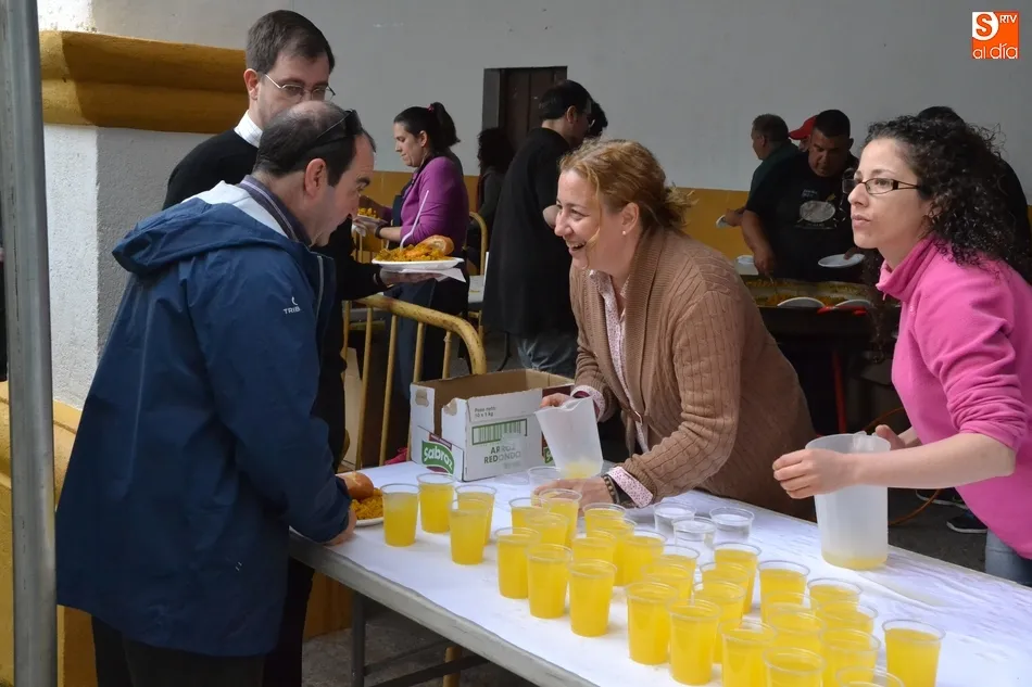 Foto 5 - Personas de todas las edades degustan la paella solidaria de la Semana de la Caridad  