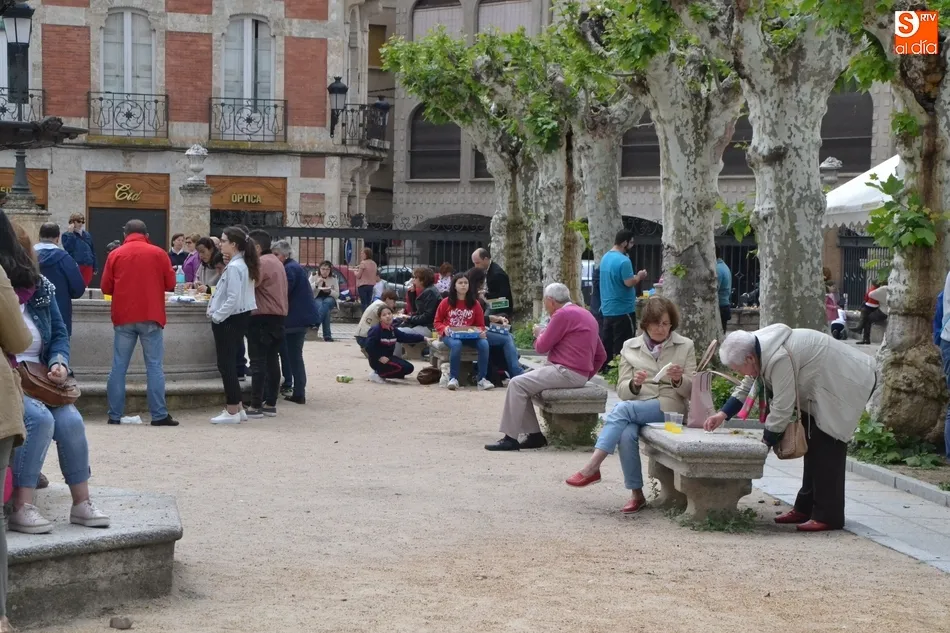 Foto 3 - Personas de todas las edades degustan la paella solidaria de la Semana de la Caridad  