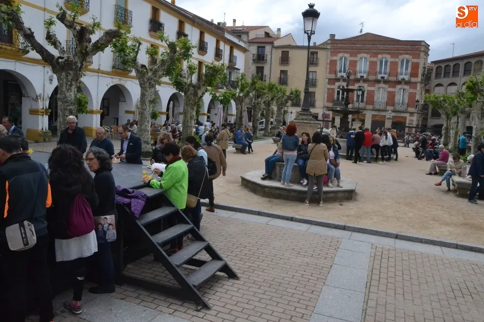 Foto 4 - Personas de todas las edades degustan la paella solidaria de la Semana de la Caridad  