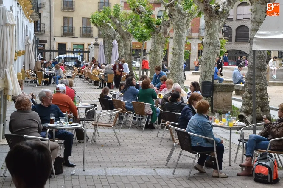 Foto 2 - Personas de todas las edades degustan la paella solidaria de la Semana de la Caridad  