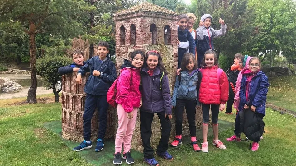 Los alumnos disfrutaron a pesar de la lluvia.