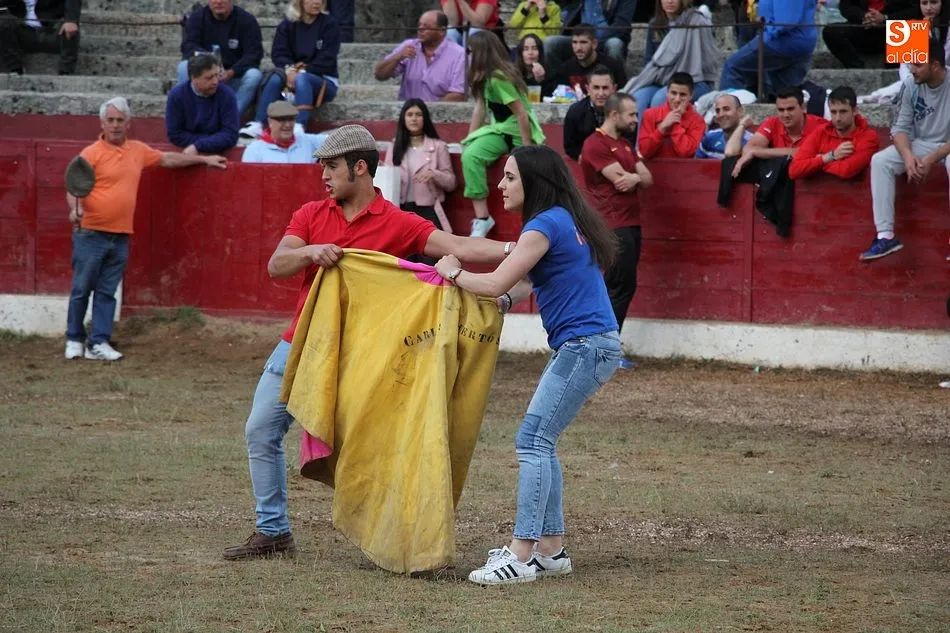 Foto 9 - Buen juego del ganado en la capea y en la exhibici&oacute;n de colocaci&oacute;n de anillas  