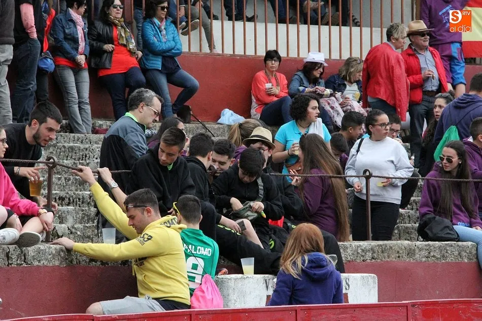 Foto 4 - Buen juego del ganado en la capea y en la exhibici&oacute;n de colocaci&oacute;n de anillas  