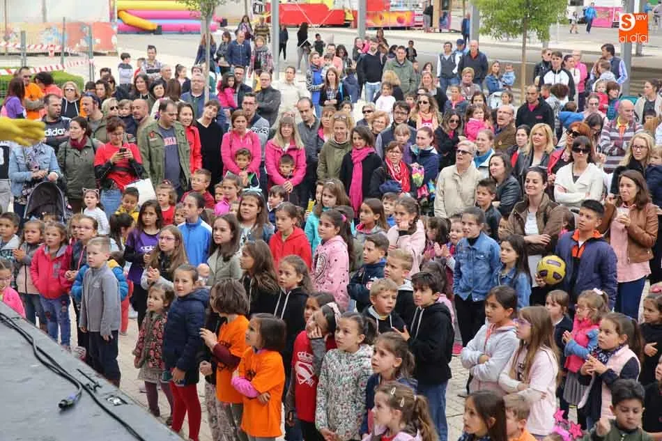 Foto 11 - Disfraces, m&uacute;sica y mucha diversi&oacute;n en la gran fiesta infantil &lsquo;Canta Juegos&rsquo; de Villares