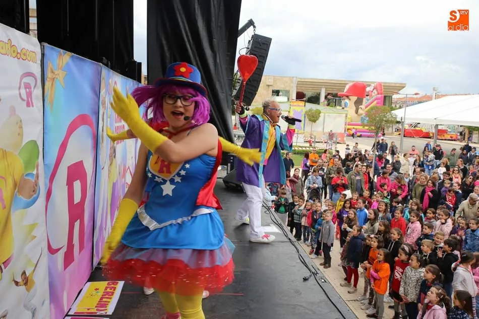 Foto 8 - Disfraces, m&uacute;sica y mucha diversi&oacute;n en la gran fiesta infantil &lsquo;Canta Juegos&rsquo; de Villares