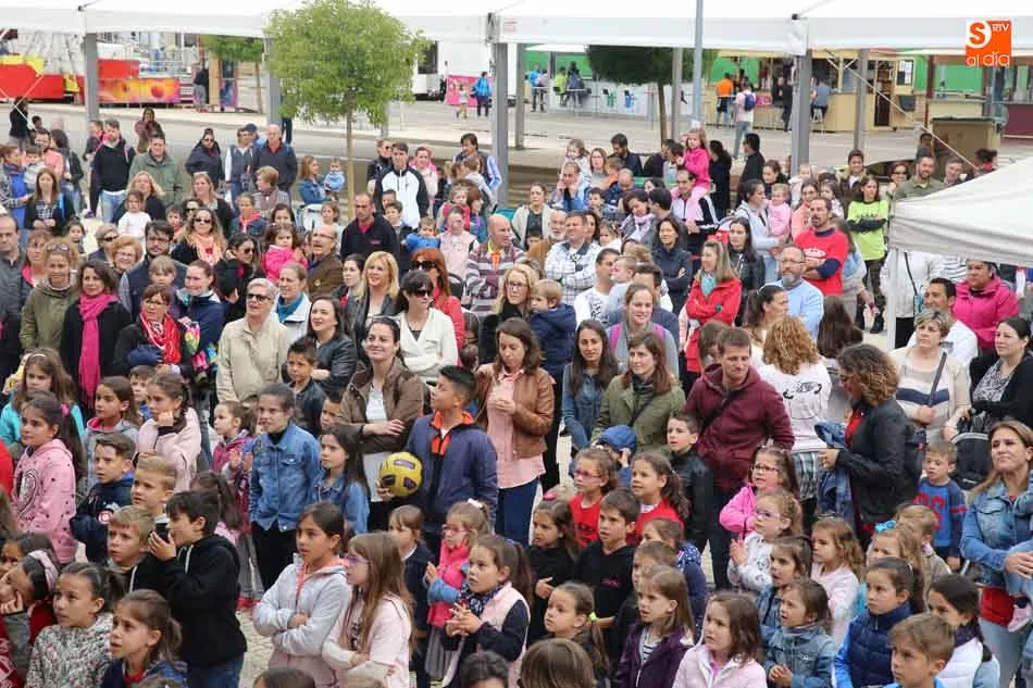 Foto 7 - Disfraces, m&uacute;sica y mucha diversi&oacute;n en la gran fiesta infantil &lsquo;Canta Juegos&rsquo; de Villares