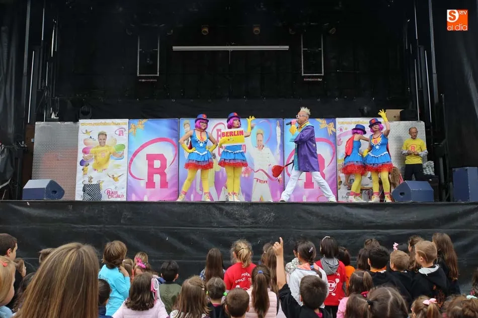 Foto 6 - Disfraces, m&uacute;sica y mucha diversi&oacute;n en la gran fiesta infantil &lsquo;Canta Juegos&rsquo; de Villares