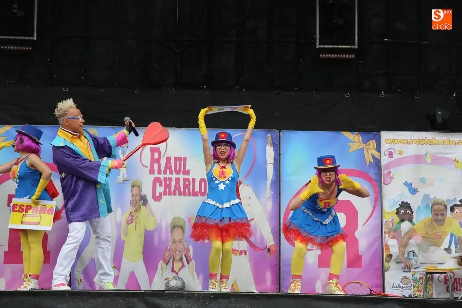 Foto 4 - Disfraces, m&uacute;sica y mucha diversi&oacute;n en la gran fiesta infantil &lsquo;Canta Juegos&rsquo; de Villares