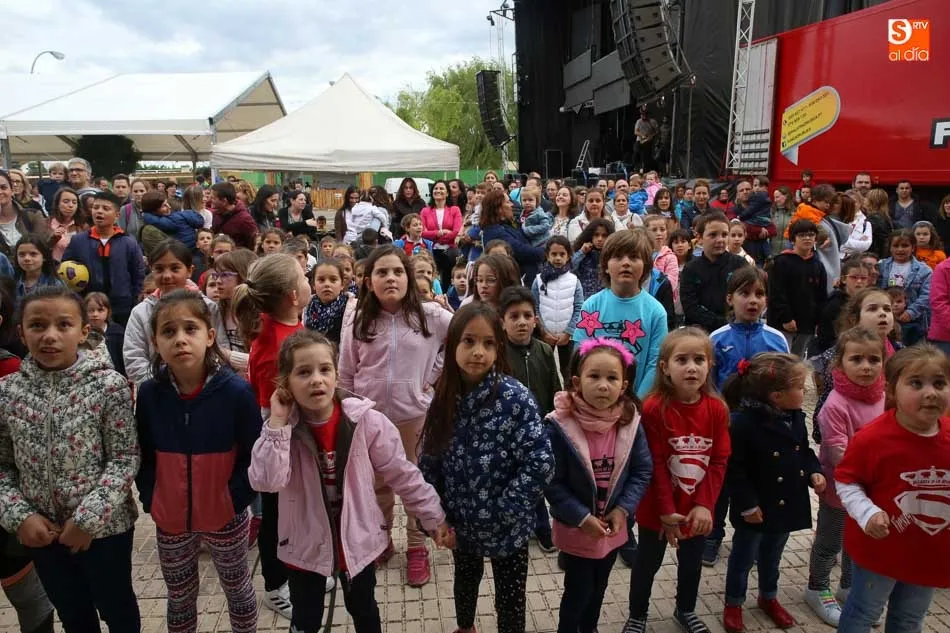 Foto 2 - Disfraces, m&uacute;sica y mucha diversi&oacute;n en la gran fiesta infantil &lsquo;Canta Juegos&rsquo; de Villares