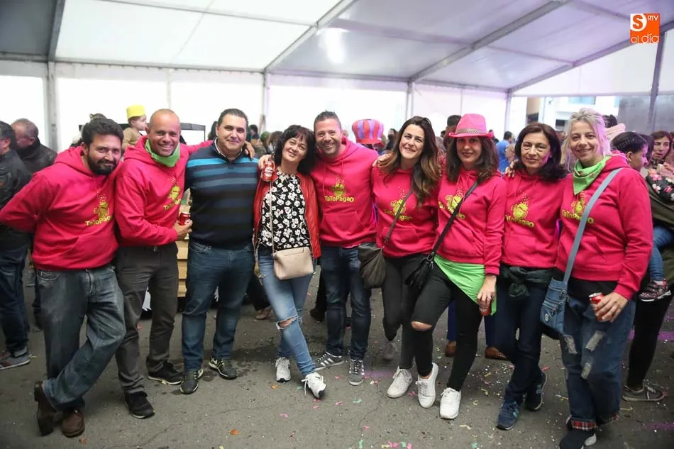 Foto 4 - Las pe&ntilde;as llenan de colorido la Plaza de Cabrerizos y animan las calles a ritmo de samba