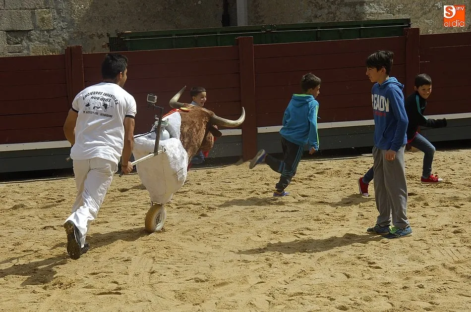 Foto 2 - Los ni&ntilde;os de La Fuente disfrutan de su propio encierro  