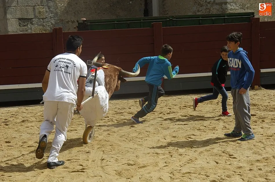 Foto 3 - Los ni&ntilde;os de La Fuente disfrutan de su propio encierro  