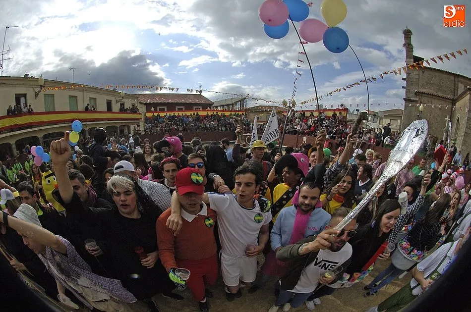 Foto 11 - Ampl&iacute;sima participaci&oacute;n en el desfile de pe&ntilde;as, que tuvo hueco para la reivindicaci&oacute;n feminista ...