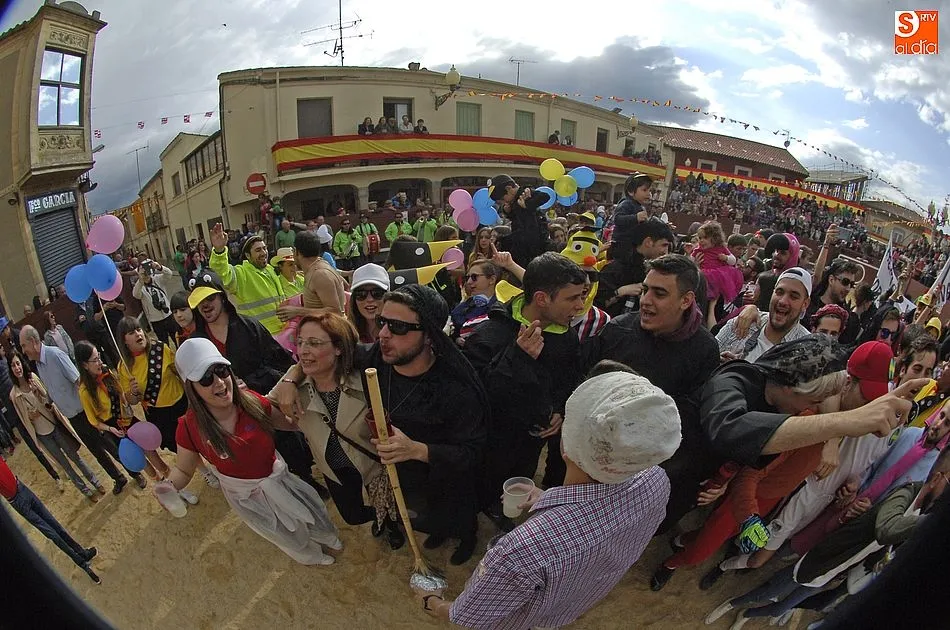Foto 10 - Ampl&iacute;sima participaci&oacute;n en el desfile de pe&ntilde;as, que tuvo hueco para la reivindicaci&oacute;n feminista ...