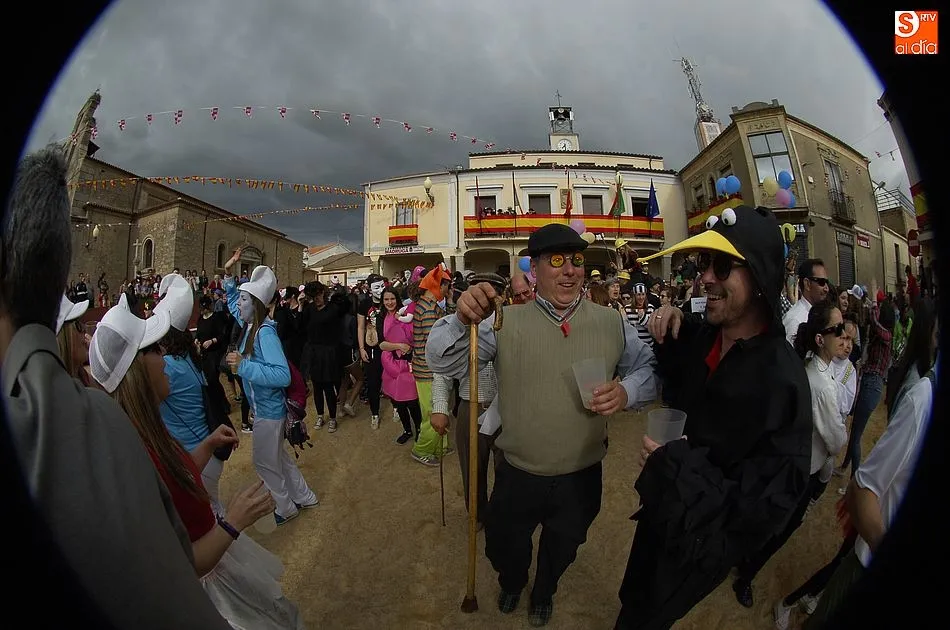 Foto 6 - Ampl&iacute;sima participaci&oacute;n en el desfile de pe&ntilde;as, que tuvo hueco para la reivindicaci&oacute;n feminista ...