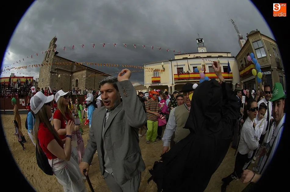Foto 7 - Ampl&iacute;sima participaci&oacute;n en el desfile de pe&ntilde;as, que tuvo hueco para la reivindicaci&oacute;n feminista ...