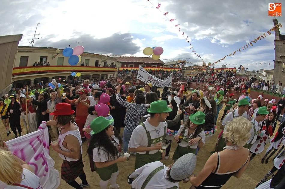 Foto 9 - Ampl&iacute;sima participaci&oacute;n en el desfile de pe&ntilde;as, que tuvo hueco para la reivindicaci&oacute;n feminista ...