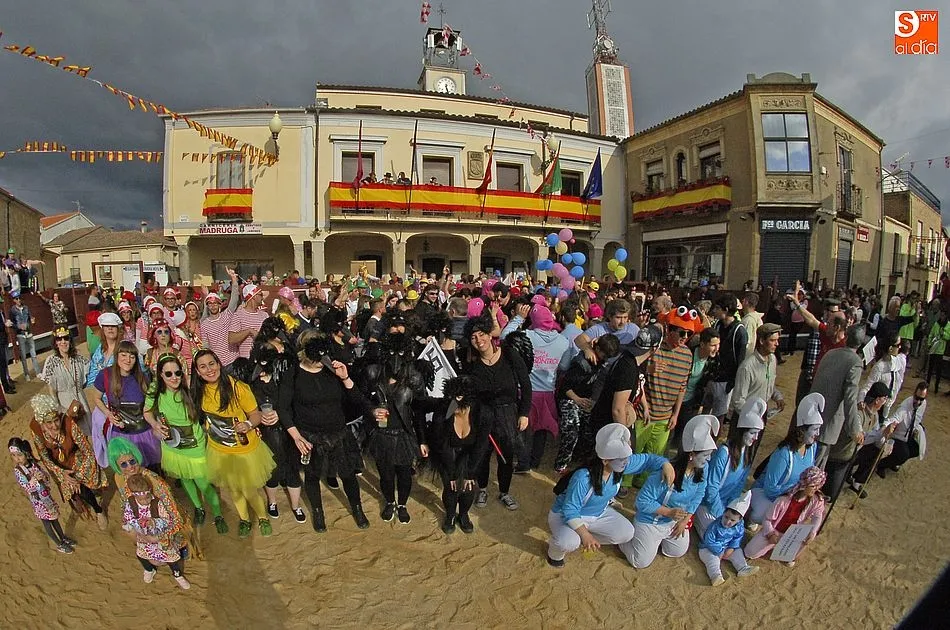 Foto 8 - Ampl&iacute;sima participaci&oacute;n en el desfile de pe&ntilde;as, que tuvo hueco para la reivindicaci&oacute;n feminista ...