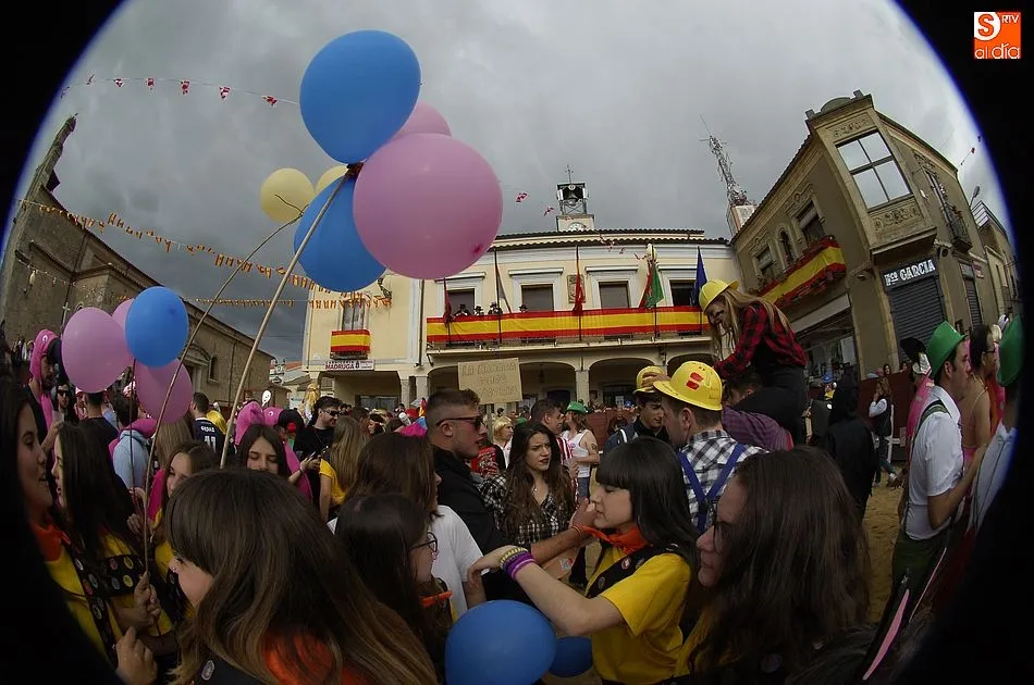 Foto 4 - Ampl&iacute;sima participaci&oacute;n en el desfile de pe&ntilde;as, que tuvo hueco para la reivindicaci&oacute;n feminista ...