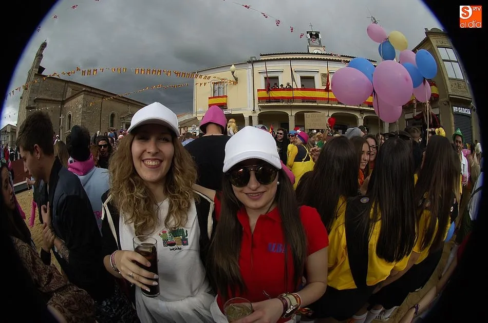 Foto 3 - Ampl&iacute;sima participaci&oacute;n en el desfile de pe&ntilde;as, que tuvo hueco para la reivindicaci&oacute;n feminista ...